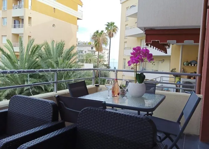 One Minute To The Apartmán Menton