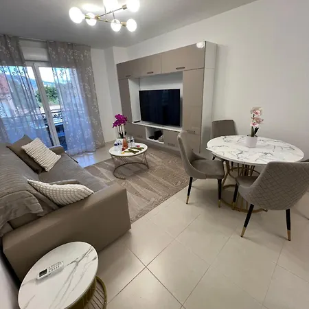One Minute To The Apartman *