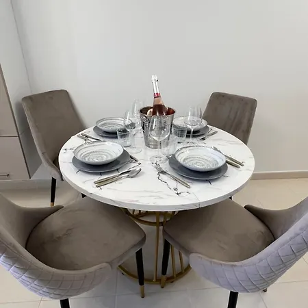 One Minute To The Apartman *