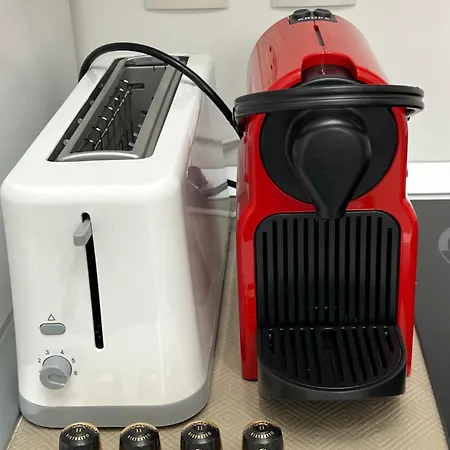 Апартаменти One Minute To The Мантон