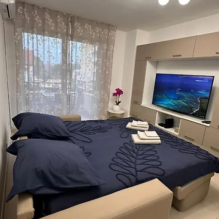 One Minute To The Apartman