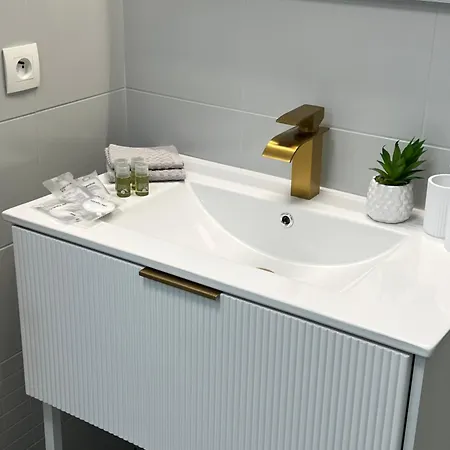 One Minute To The * Menton