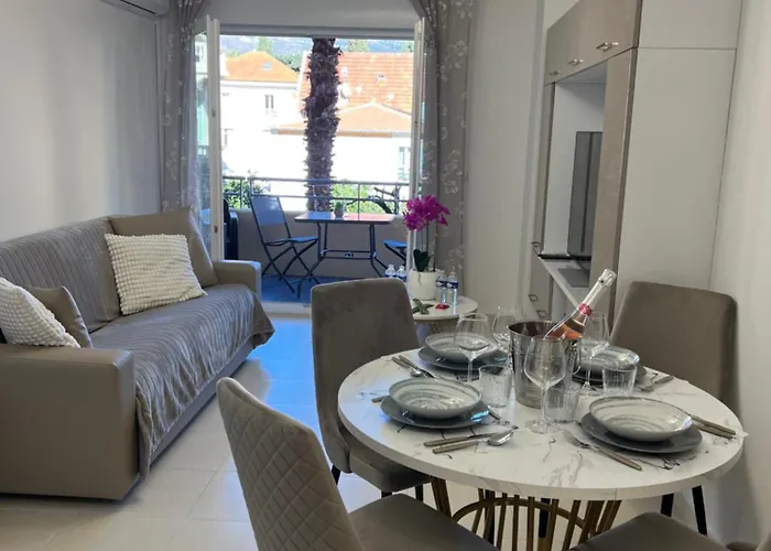 One Minute To The Апартаменти Мантон