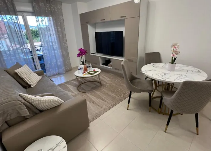 One Minute To The Apartment *