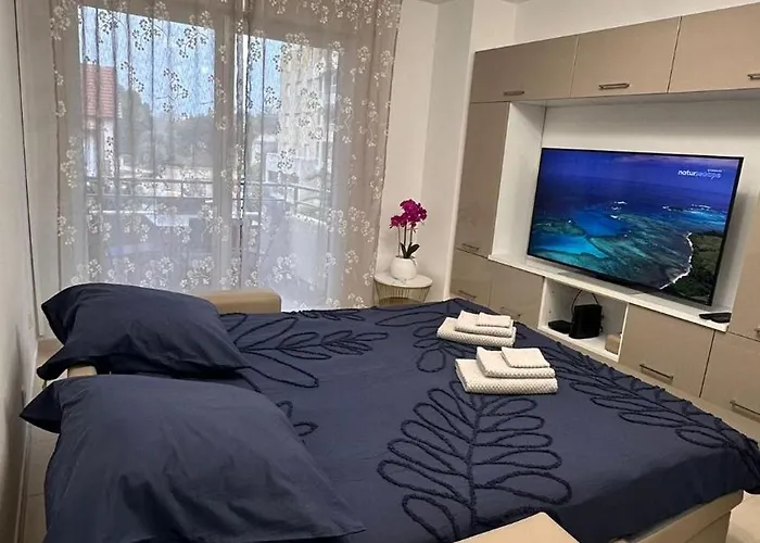 One Minute To The Apartment