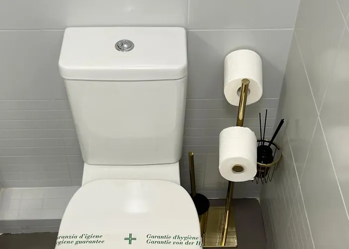 One Minute To The شقة