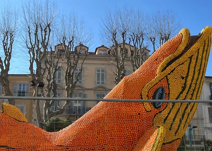 Апартаменти One Minute To The Мантон